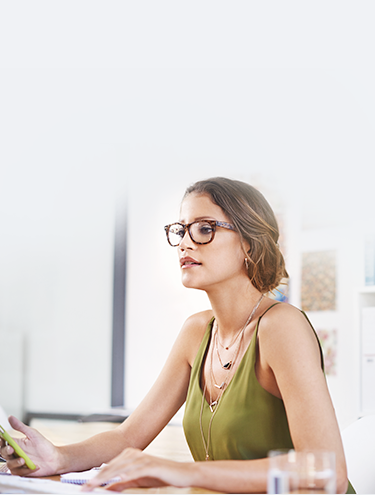 Woman at desk XulaneCOm